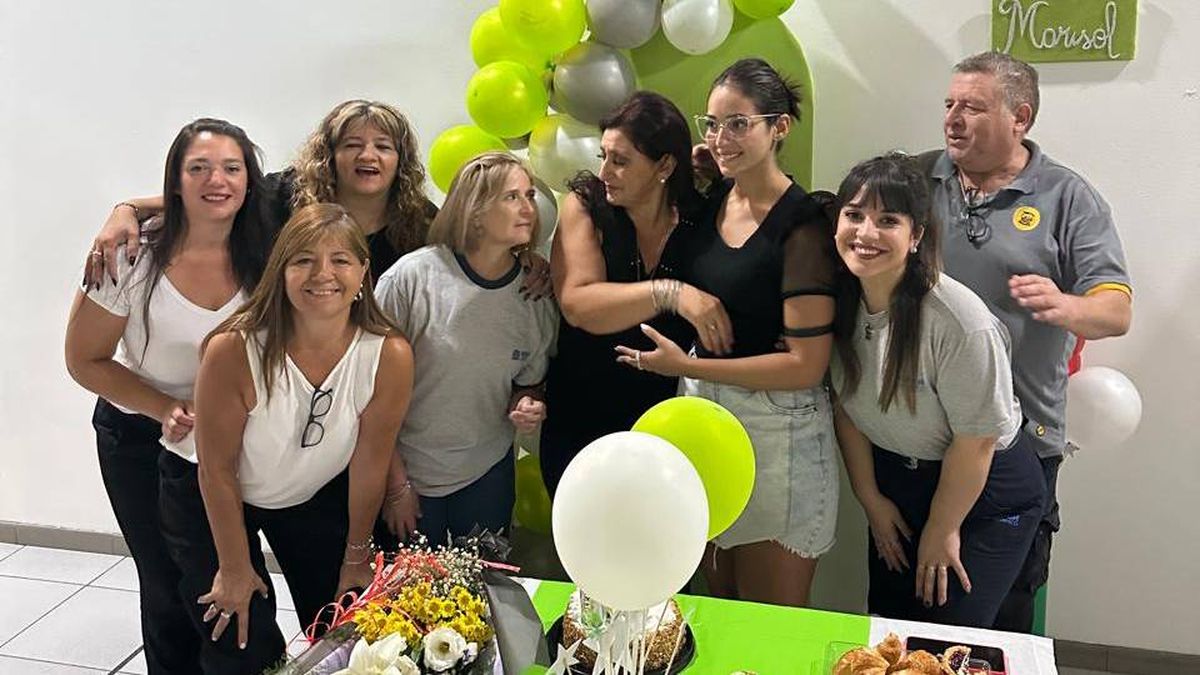 La sorpresa de Marisol, en el centro, cuando llegó a su trabajo y vio toda la preparación. La sorpresa de Marisol, en el centro, cuando llegó a su trabajo y vio toda la preparación.