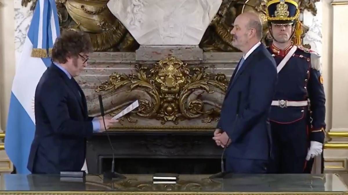 El economista Federico Sturzenegger juró esta tarde ante Javier Milei como ministro de Desregulación del Estado.&nbsp;
