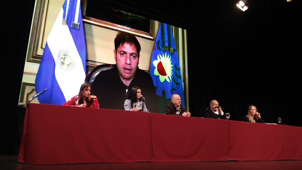 El gobernador de Buenos Aires, Axel Kicillof, dio su discurso por streaming en una pantalla gigante montada en el escenario del Bustelo.