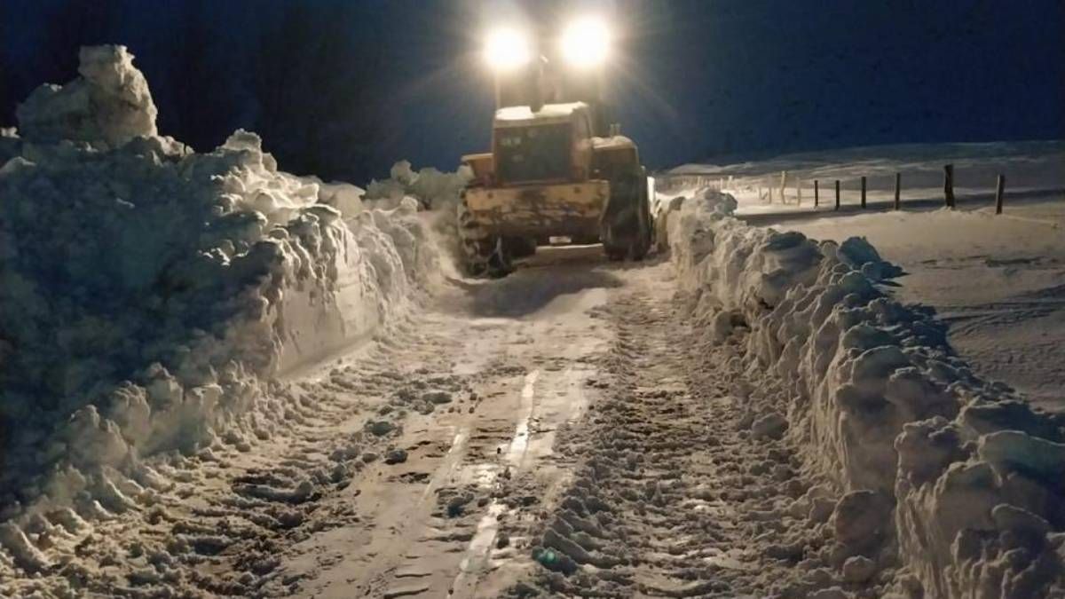 Las máquinas de Vialidad Provincial trabajaron para despejar la calzada para llegar hasta el lugar donde las personas habían quedado varadas. Las máquinas de Vialidad Provincial trabajaron para despejar la calzada para llegar hasta el lugar donde las personas habían quedado varadas.
