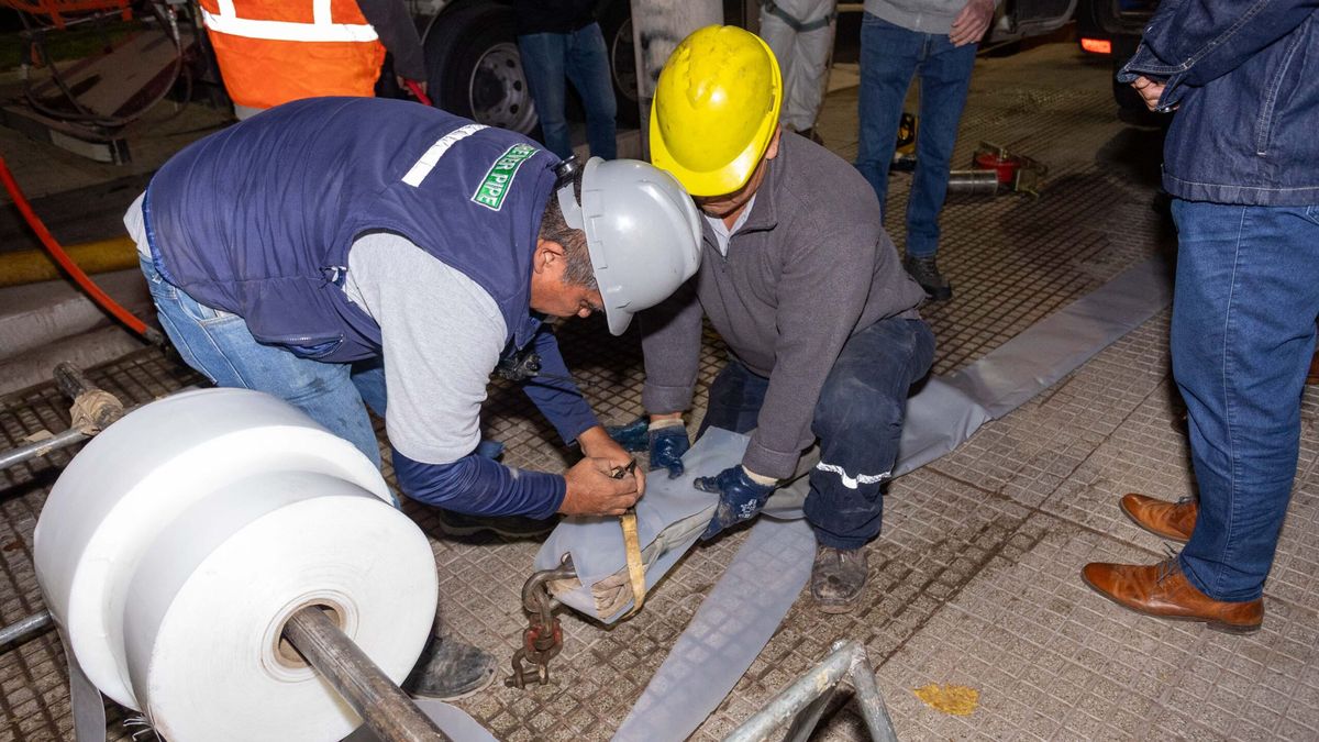 La Ciudad de Mendoza estrenó la nueva tecnología de AYSAM para reparar cloacas.
