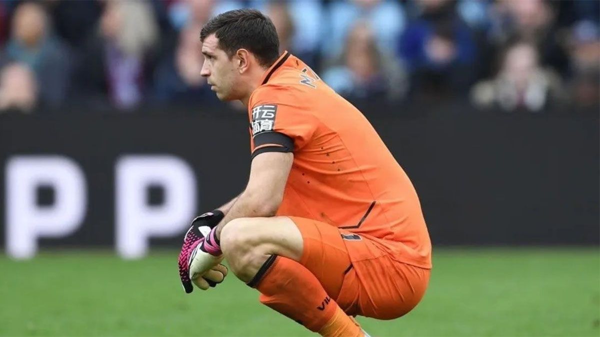 Dibu Martínez tuvo un partido para el olvido en Aston Villa.