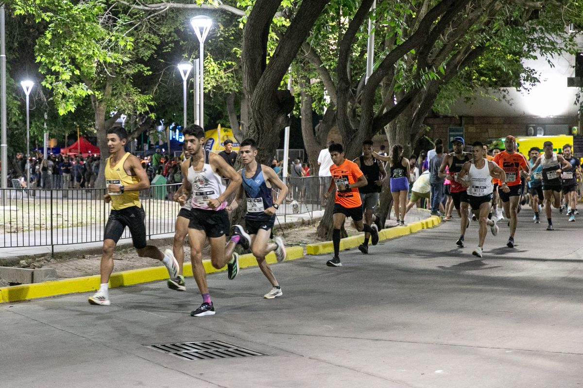La Maratón Nocturna de Ciudad tuvo dos modalidades: 5 kilómetros y 10. La Maratón Nocturna de Ciudad tuvo dos modalidades: 5 kilómetros y 10.