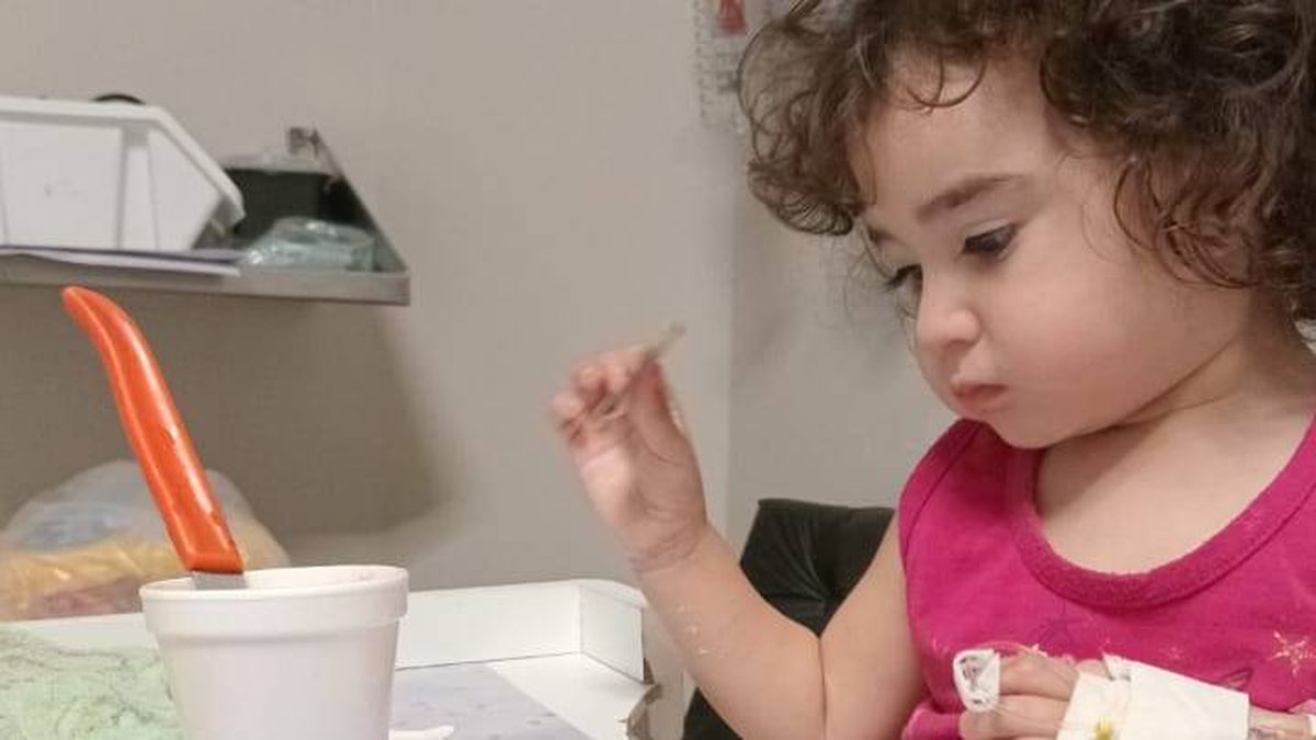 En el hospital, Julieta se entretiene como puede mientras espera la ayuda de la comunidad. En el hospital, Julieta se entretiene como puede mientras espera la ayuda de la comunidad.