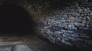 Descubrió debajo de su casa un túnel de 120 años que parece una 