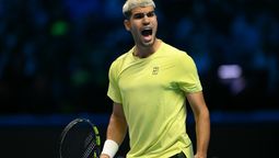 Carlos Alcaraz se juega la chance de terminar como primer del ranking en el ATP Finals y comenzó de la mejor manera. Carlos Alcaraz se juega la chance de terminar como primer del ranking en el ATP Finals y comenzó de la mejor manera.