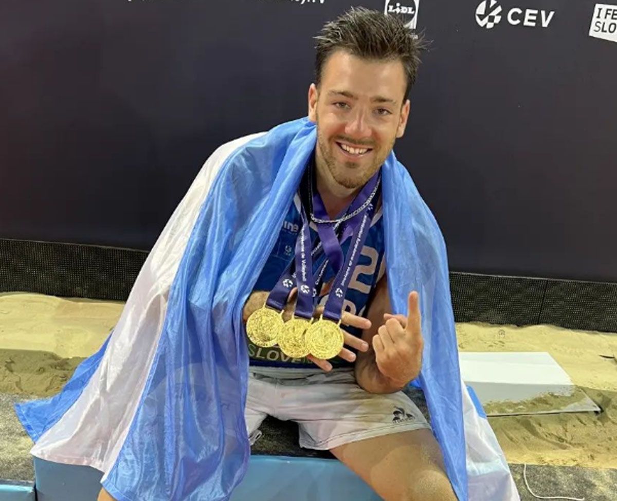 Bautista Amieva con las tres medallas del Beach Pro Tour ganadas junto a Leandro Aveiro