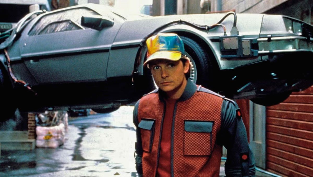 Volver al Futuro es la película que se asemeja con la vestimenta de la imagen. Volver al Futuro es la película que se asemeja con la vestimenta de la imagen.