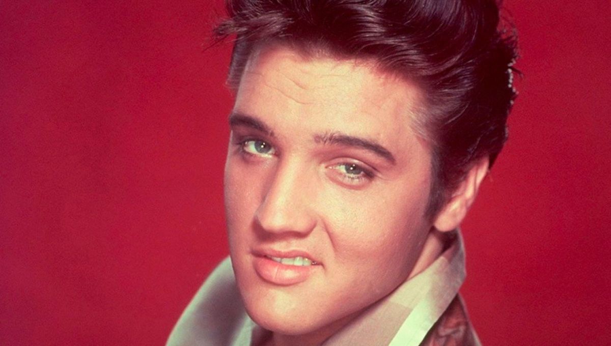 Elvis Presley, nacido como Elvis Aaron Presley el 8 de enero de 1935 en Tupelo, Mississippi, fue un cantante y actor estadounidense, ampliamente reconocido como "El Rey del Rock and Roll". Elvis Presley, nacido como Elvis Aaron Presley el 8 de enero de 1935 en Tupelo, Mississippi, fue un cantante y actor estadounidense, ampliamente reconocido como "El Rey del Rock and Roll".