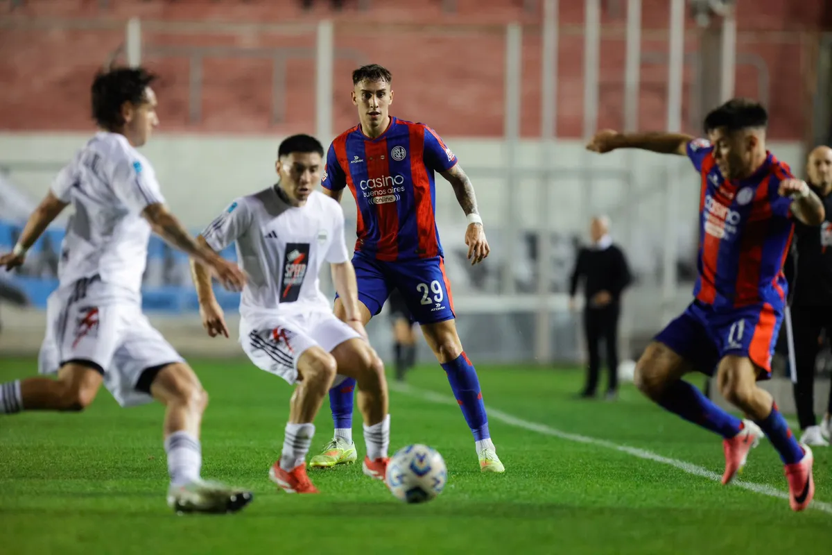 Deportivo Riestra le gan&oacute; por penales a San Lorenzo y avanz&oacute; en la Copa Argentina.