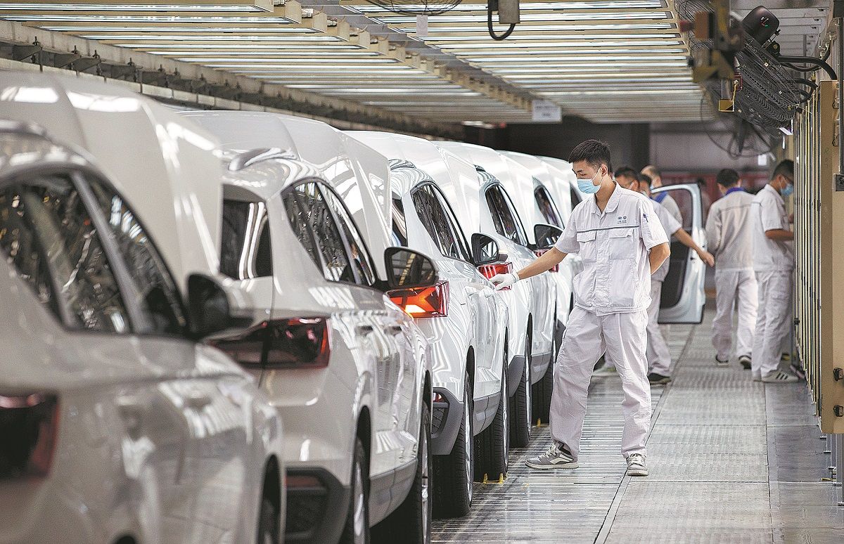 Los empleados trabajan en la línea de producción de automóviles de FAW-Volkswagen en Chengdu
