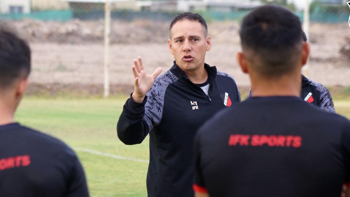 Luis García le da indicaciones a sus jugadores en la práctica.