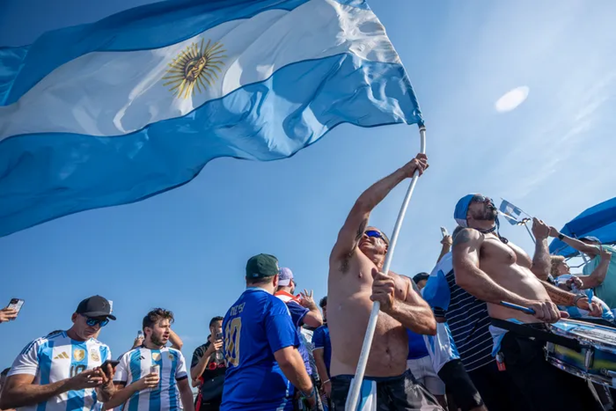 Imagen ilustratativa del tailgate. Imagen ilustratativa del tailgate.