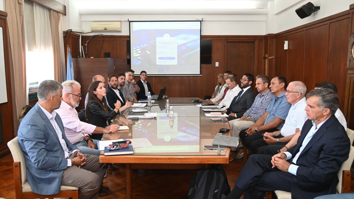 La amplia mesa que discutió las La amplia mesa que discutió las