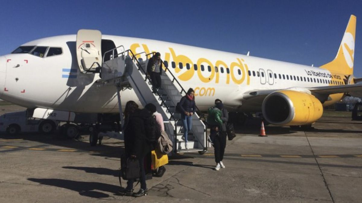 Un hombre se descompensó en pleno vuelo y murió tras un aterrizaje de emergencias en Neuquén