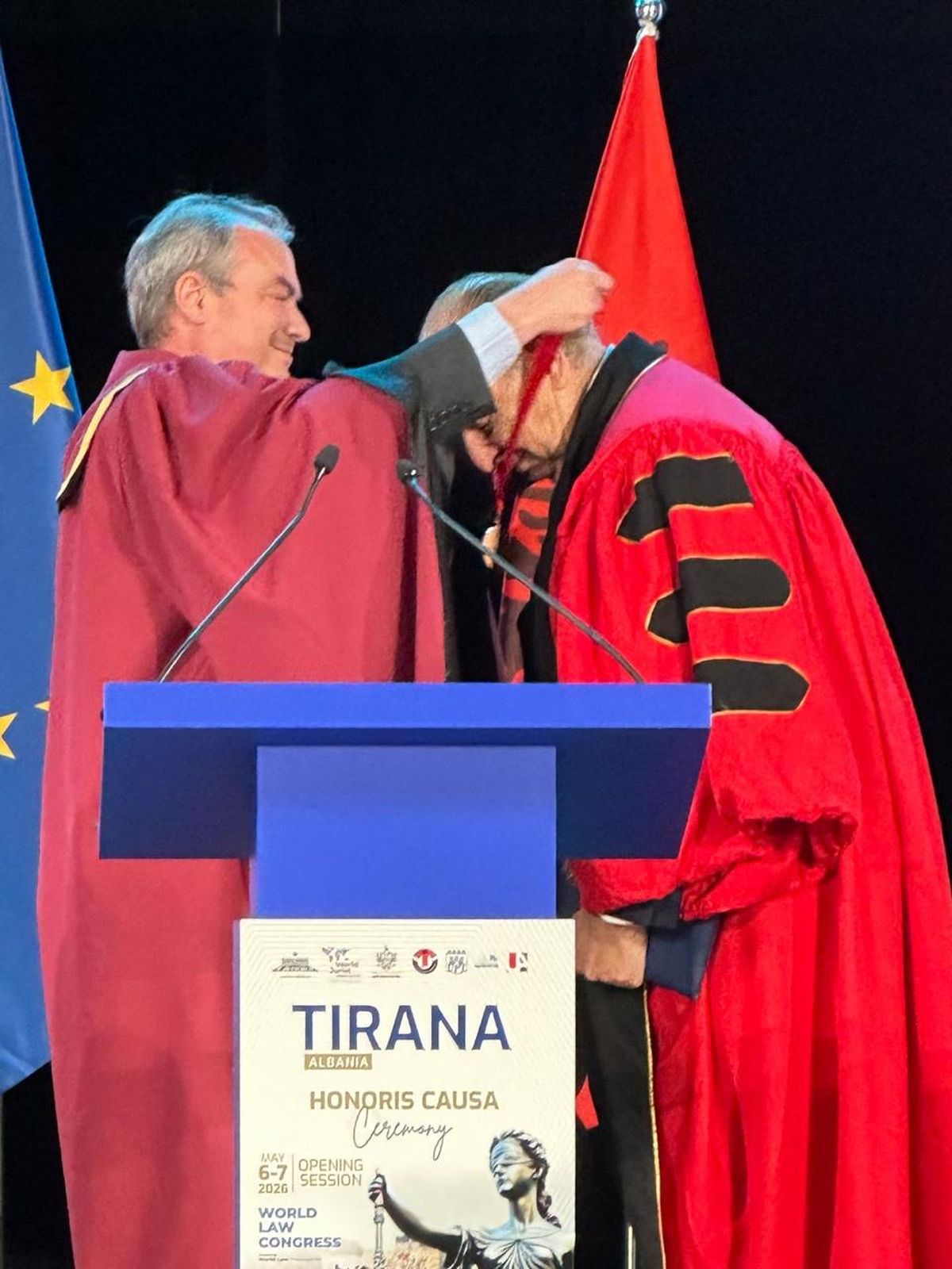 El momento de la condecoración a José Luis Manzano. El momento de la condecoración a José Luis Manzano.