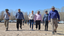 Anabel Fernández Sagasti con productores de Uspallata.
