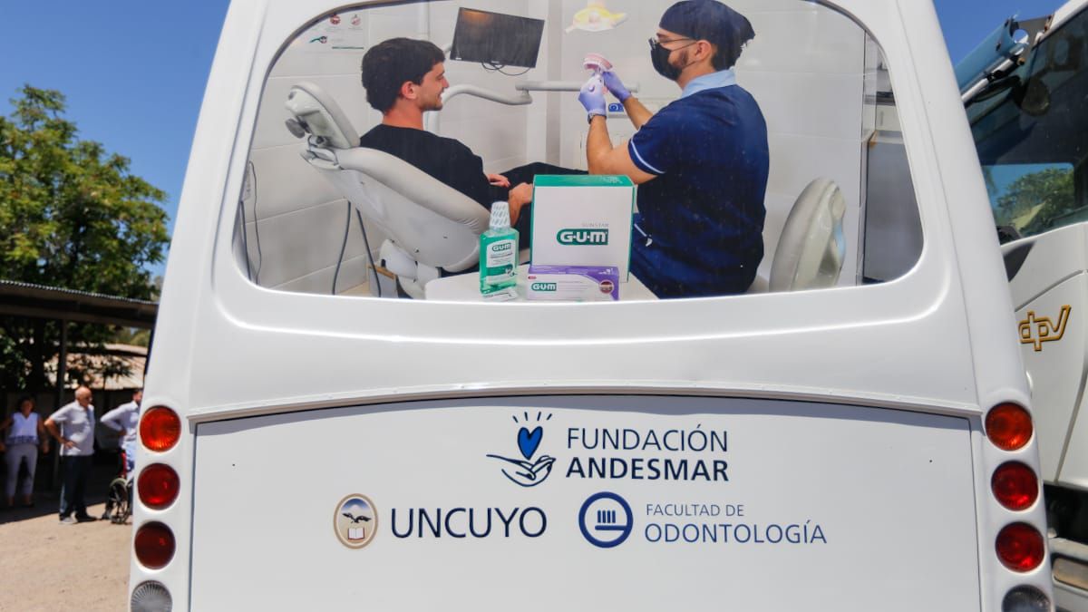 La UMO recorrerá la provincia brindando un servicio a la comunidad, con alumnos de los últimos años de la carrera de odontología en proceso de realización de sus prácticas profesionales junto a docentes y autoridades de la Facultad de Odontología de UNCuyo. La UMO recorrerá la provincia brindando un servicio a la comunidad, con alumnos de los últimos años de la carrera de odontología en proceso de realización de sus prácticas profesionales junto a docentes y autoridades de la Facultad de Odontología de UNCuyo.