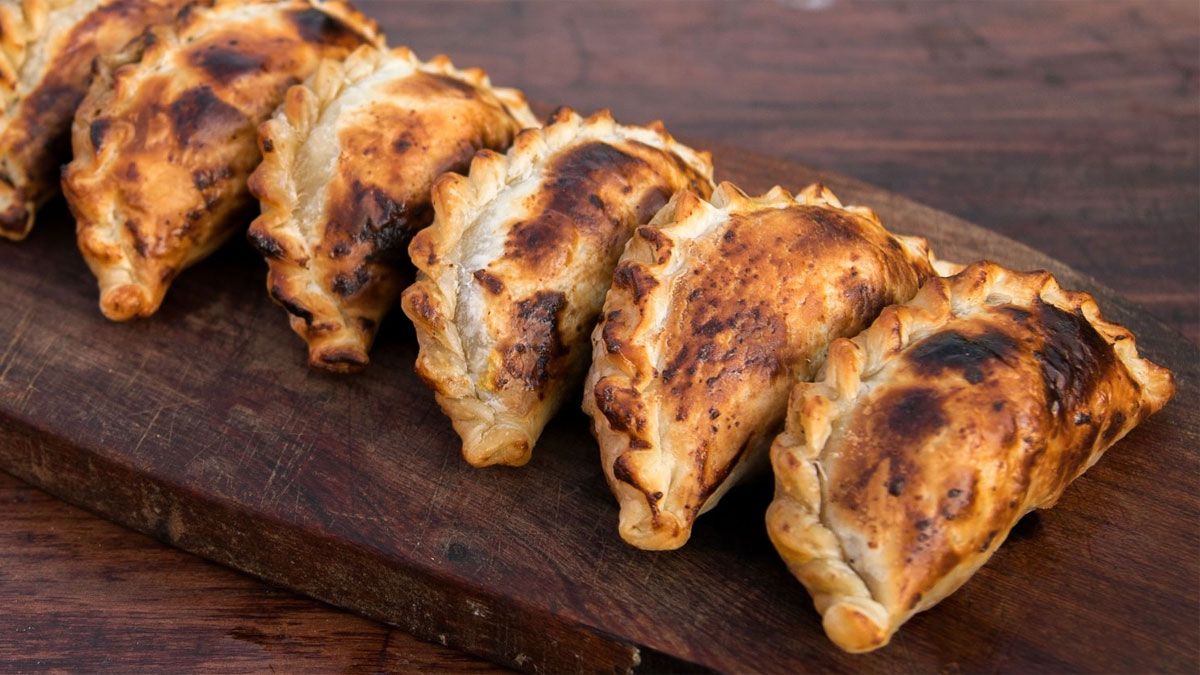 No hay nada más rico que saborear unas ricas empanadas hechas en casa.