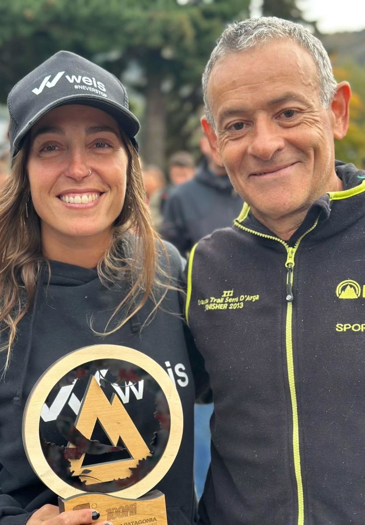 La mendocina Gabrielli y su entrenador Oscar Tello tras ganar las 100 millas en Patagonia Run.