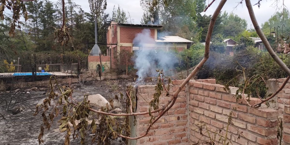 Los propietarios de los lugares que se quemaron volvieron al lugar para ayudar en el enfriamiento y evitar que se reavive el fuego. Foto: Matías Pascualetti/ Radio Nihuil.