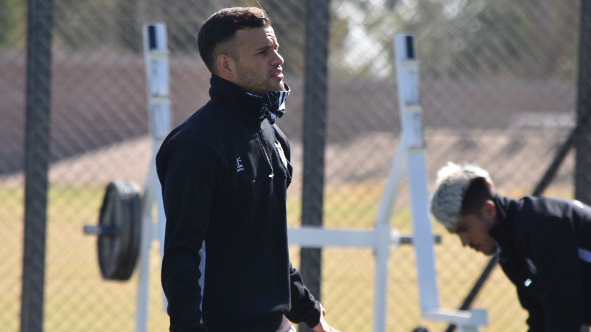 Franco Carrasco, de Gimnasia y Esgrima, tiene una contractura.