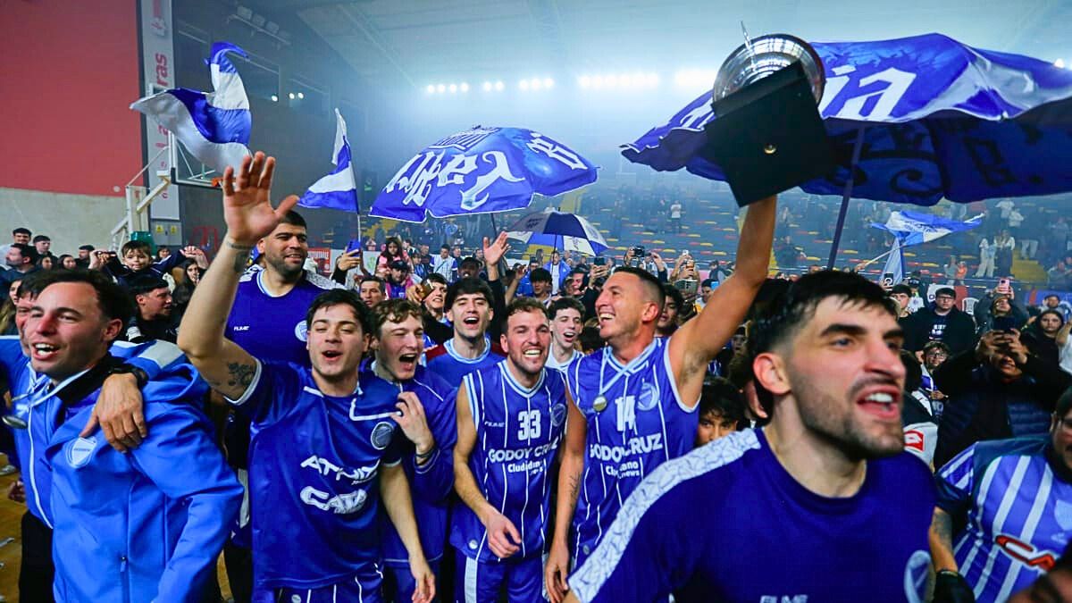 El quinteto del Club Godoy Cruz Antonio Tomba celebró en el Polimeni junto a su numerosa y bulliciosa hincahada.