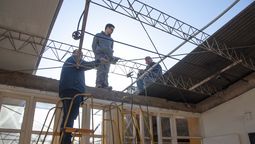 En la Emilio Coni, de Godoy Cruz, se está realizando un recambio completo de la cubierta de techo y una refacción general de todo el inmueble.