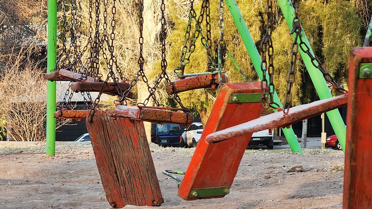 La mayoría de los juegos -en este caso de los columpios- está roto o fuera de servicio.