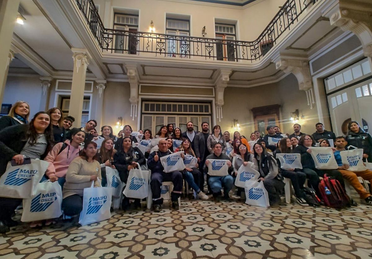 Maipú entrego mas de 50 kits de útiles a empleados del municipio en el marco del programa de Terminalidad Educativa.