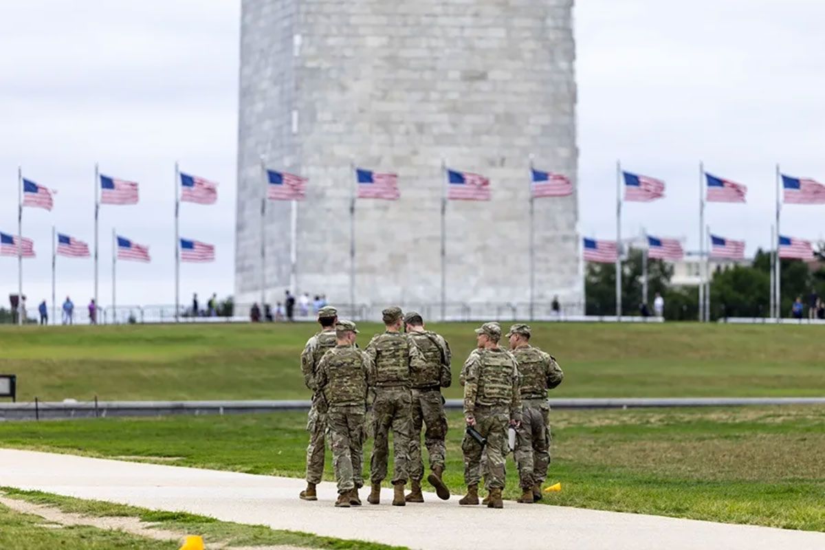 Un grupo de efectivos de la Guardia Nacional patrullan Washington D.C.