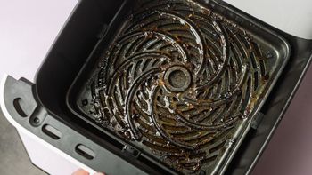 Truco de limpieza: cómo quitar la grasa adherida a la freidora de aire en pocos pasos Truco de limpieza: cómo quitar la grasa adherida a la freidora de aire en pocos pasos