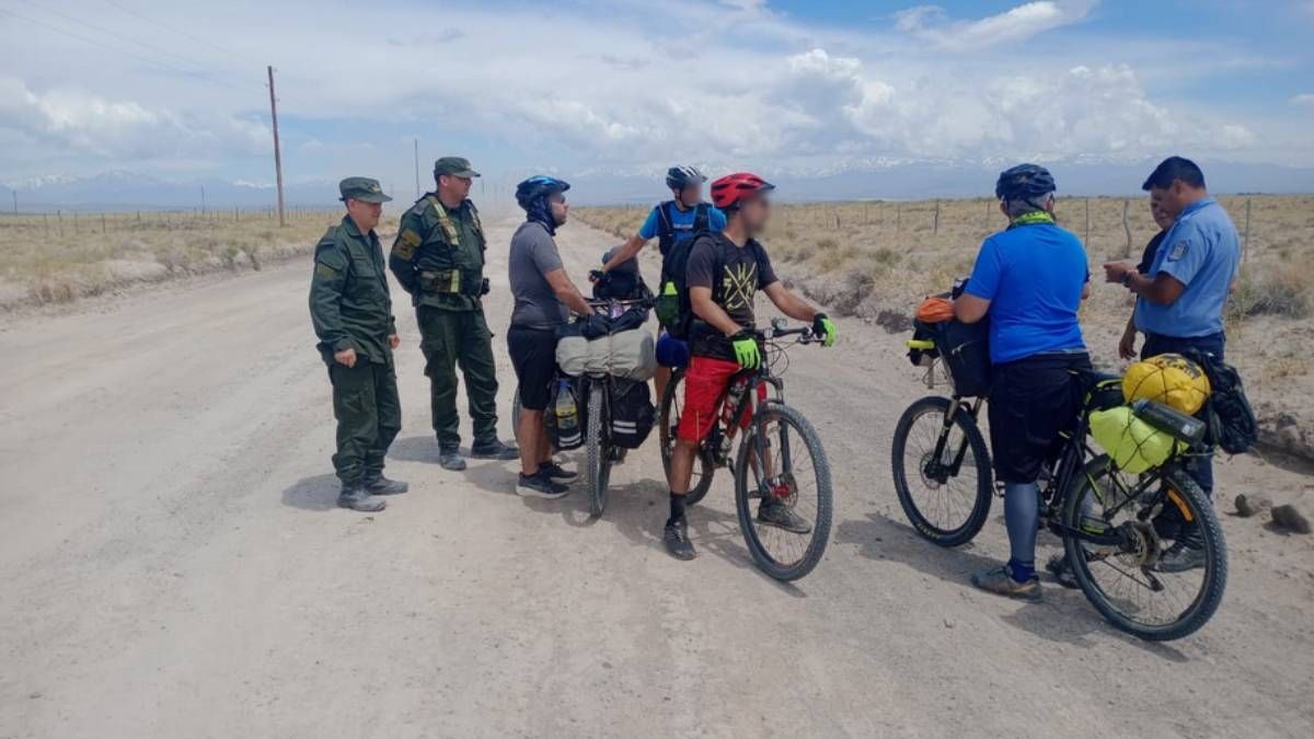 El rescate lo hizo la Policía con Gendarmería Nacional en Malargüe. Los cuatro turistas estaban bien de salud. Foto: Gendarmería Nacional.