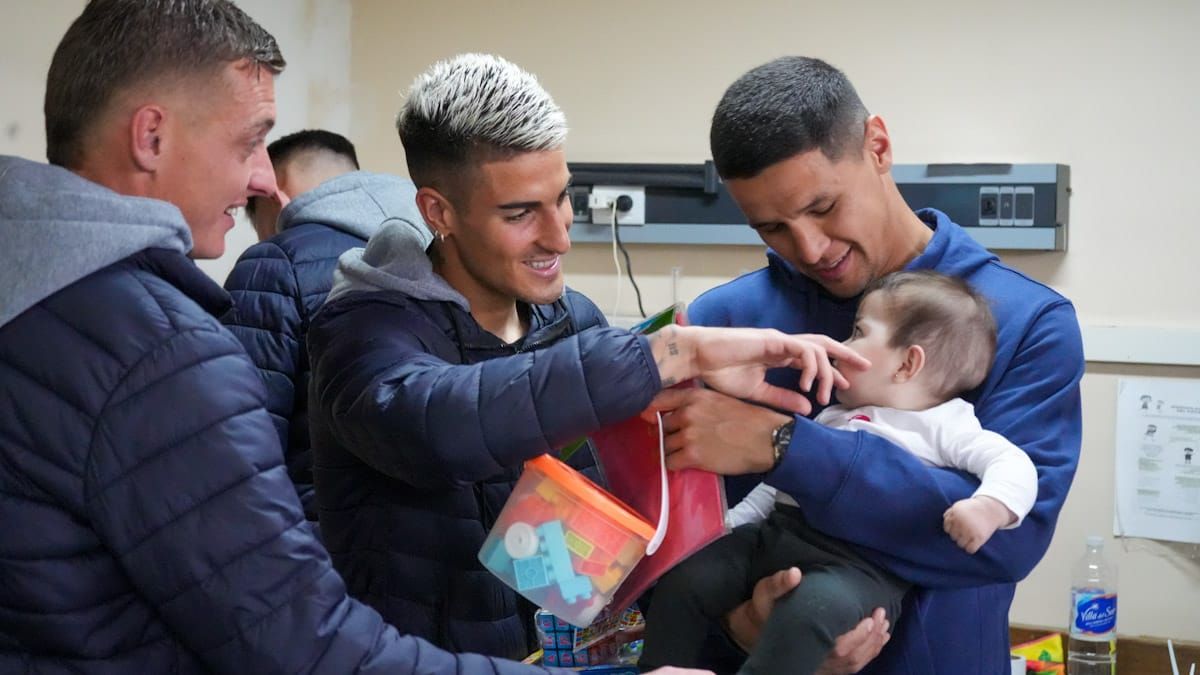 Mauro Maidana, Francisco Petrasso y Alex Arce disfrutando del momento con los más pequeños del hospital. Mauro Maidana, Francisco Petrasso y Alex Arce disfrutando del momento con los más pequeños del hospital.