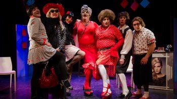 Rojo Pasión, Rojo Sangre y un engaño amoroso con 7 mujeres en una peluquería