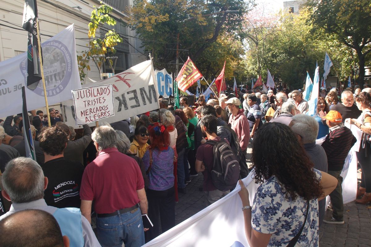 La marcha de los jubilados llegó a la Legislatura. La marcha de los jubilados llegó a la Legislatura.