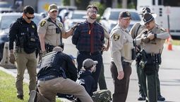 Autoridades detienen a personas que participan en una protesta contra el Servicio de Control de Inmigración y Aduanas (ICE) cerca de Chicago, en Broadview, Illinois, el 17 de octubre de 2025. Crédito: EFE/Cristóbal Herrera.