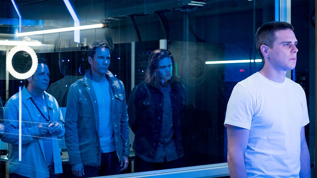 Un agente federal sigue la pista de cuatro personas que tienen un repentino cambio de personalidad y hace un impactante descubrimiento sobre el futuro de la humanidad.