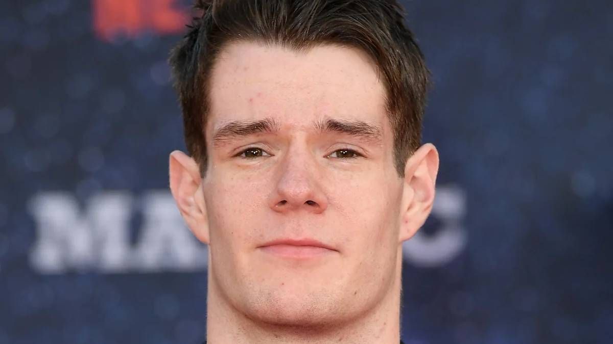 Connor Swindells brilla en Netflix con Sex Education.