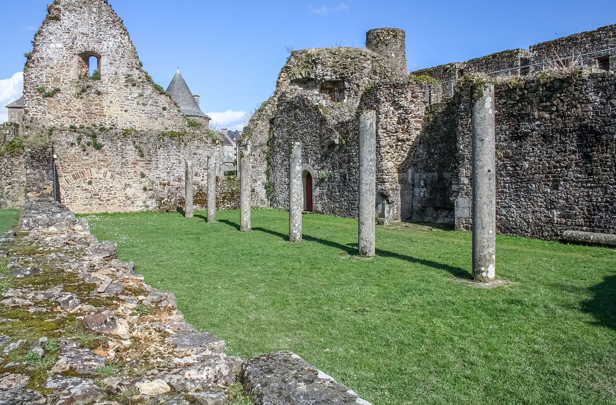 Los jardines interiores del castillo. Imagen de chateau-fougeres.com Los jardines interiores del castillo. Imagen de chateau-fougeres.com