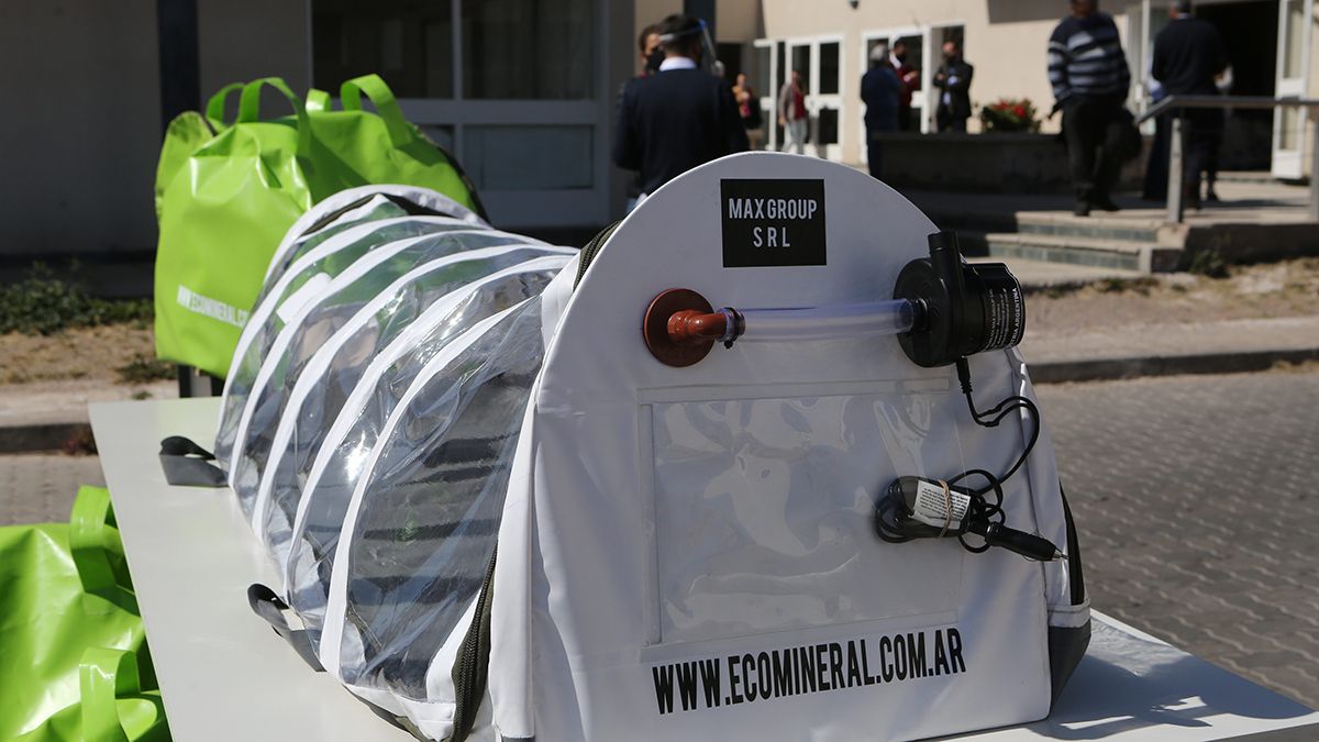 La empresa Max Grup SRL donó a la Provincia cinco cápsulas para el traslado de pacientes con coronavirus.