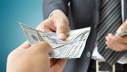 Una de las poblaciones más beneficiadas por este pago son los adultos mayores de 65 años.