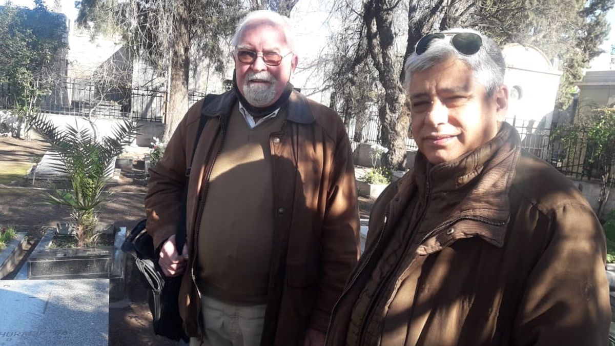 Elgar Jones, administrador del cementerio británico de Mendoza, y Carlos Campana, periodista e historiador.