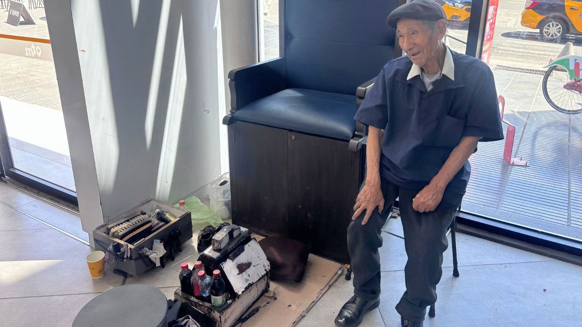 Víctor Guevara tiene 90 años y es el lustrabotas que guarda medio siglo de historias en la Terminal de Mendoza