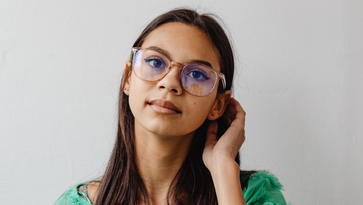 Qué significado tiene ponerse el pelo detrás de las orejas