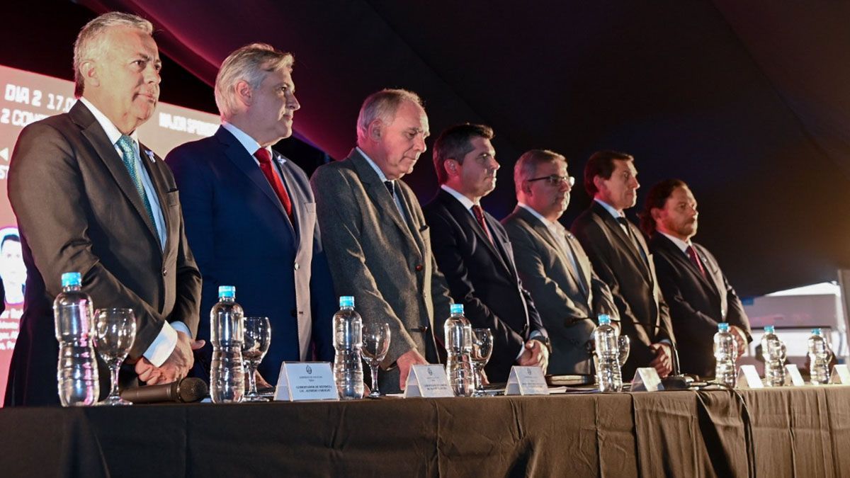 Alfredo Cornejo (Mendoza), Martín Llaryora (Córdoba, invitado), Luis Lucero (secretario de Minería de la Nación), Marcelo Orrego (San Juan), Raúl Jalil (Catamarca), Carlos Sadir (Jujuy) y Gustavo Sáenz (Salta).