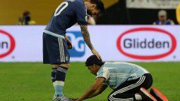 Rendido a sus pies: un intruso esquivó a todos y alabó a Messi
