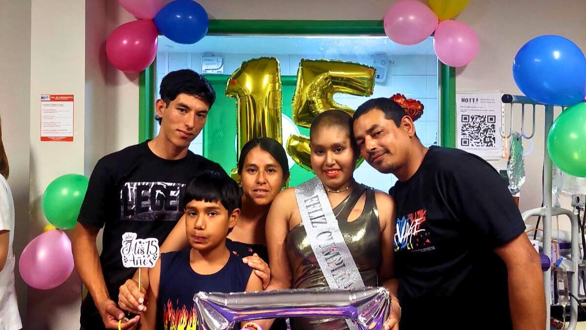 En medio de una leucemia, Iris cumplió 15 años y lo festejó en el hospital junto a médicos, docentes y familia