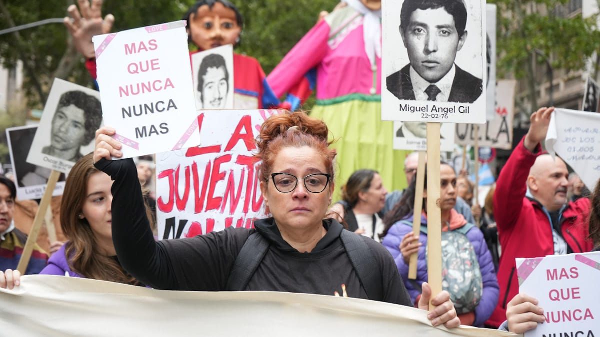 Manifestantes recordaron una vez más el Día de la Memoria por las calles mendocinas. Manifestantes recordaron una vez más el Día de la Memoria por las calles mendocinas.