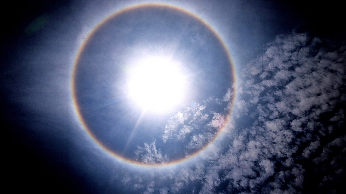 Generalmente se da cuando hay cristales de hielo en la atm&oacute;sfera superior, no gotas de agua grandes que forman un arco&iacute;ris tradicional.&nbsp;